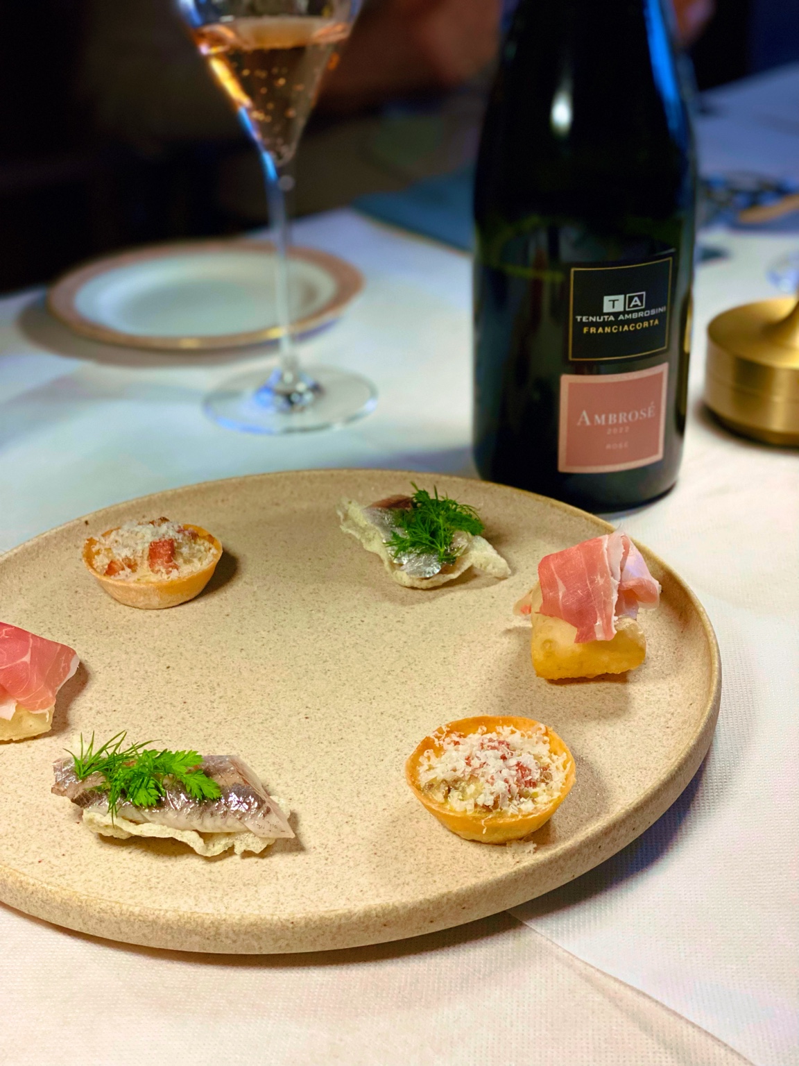 宴会プランの前菜盛り合わせとワイン